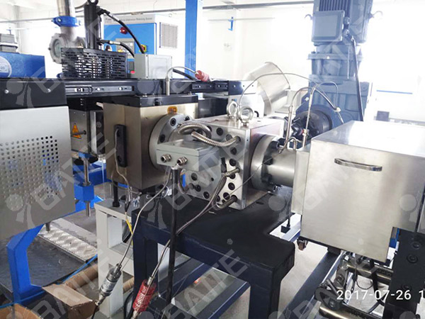 單板換網(wǎng)器應(yīng)用于PET片材生產(chǎn)線(xiàn)